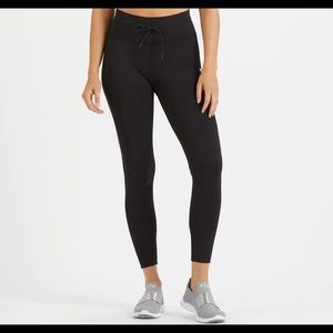 Vuori black daily leggings